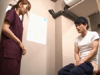 マッサージの施術中に勃起したお客さんのペニ棒を性欲処理してくれる美人店員お姉さん中出しのエロ動画