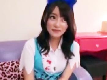 巷で噂の地下アイドルと強引にコスプレハメ撮り→唖然とする顔に精液ぶっかけW美少女顔射のエロ動画