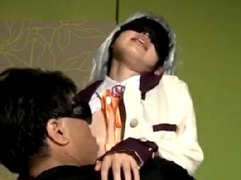 乳首だけでも狂ったように感じる素人レイヤーと目隠しパコW美少女コスプレハメ撮りのエロ動画