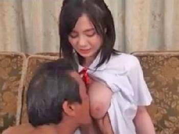 キモいオジサンにドン引きしながらも抱かれる巨大乳女子校生巨乳顔射吉川あいみのエロ動画