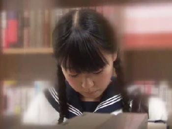 三つ編みツインテの真面目女子校生が図書館でハゲオヤジに襲われる→怖くて声出せないまま顔面射精レイプS級きれいなお姉さんされる...