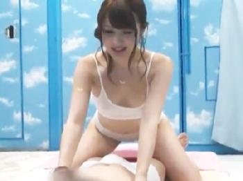 海水浴中の友人男女が相互マッサージで欲情してヤッちゃうまでをバッチリ撮影美少女水着中出し盗撮のエロ動画