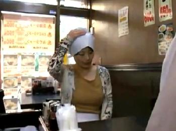 未亡マダムが定食屋のオヤジに言い寄られ→大量ぶっかけパコ人妻熟女のエロ動画