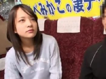 ナンパした2人組の素人奥さんたちに巨根見せつけ欲情させる！人妻3Pのエロ動画