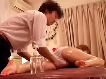白金のセレブ妻がマッサージの快楽に負けてついつい中出しファック巨乳素人人妻のエロ動画