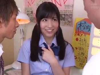 クラスで一番人気の美形少女女子校生と3Pプレイ→綺麗な肌に精液塗装美少女ぶっかけのエロ動画