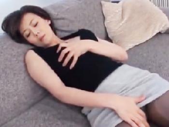 自慰では満足できずに隣人の部屋に押しかけて密通パコする淫乱な美魔女妻痴女人妻熟女オナニーのエロ動画