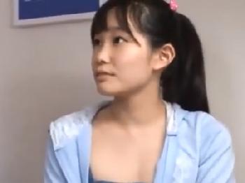 幼顔美形少女がヘンタイ家庭教師のオナニーサポートで精液を手で受け止める美少女ロリぶっかけのエロ動画