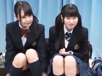 簡単なアンケートと騙してナンパ！仲良し女子校生二人組が杭打ちピストンにアクメ素人乱交のエロ動画