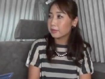 表参道でナンパしたセレブ妻をホテルに連れ込み即ズボ！素人人妻熟女顔射ハメ撮りのエロ動画