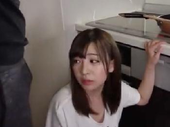 『え‥でも‥!』友人がリビングにいるのにキッチンでヌキ強要される美形少女美少女ロリフェラ手コキ佐々波綾のエロ動画