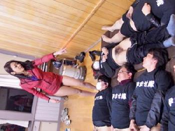 美魔女たちが大勢の男たち相手に妊娠中出し乱交お姉さん熟女のエロ動画