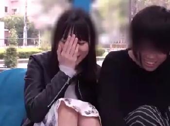 彼女なら彼氏のイチモツがわかるはず！照れながらも懸命に探す彼女が寝取られ中出しの罰ゲームにW巨乳素人ナンパのエロ動画