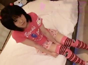 アウトすぎるガチ童顔娘のパイパン膣に大人男性器ねじ込み中出しハメ!美少女ロリのエロ動画