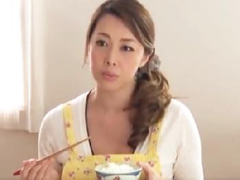 寂しさを紛らわす為に息子の友人を呼び出しパコる熟女母ちゃん巨乳人妻顔射のエロ動画