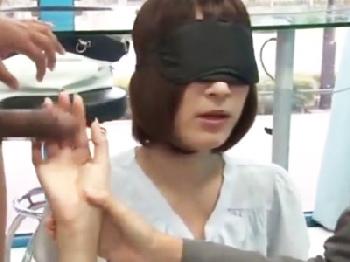 『え‥ちょっとこれって‥』ペニ棒当てゲームをさせられる細身美形お姉さん素人ナンパのエロ動画