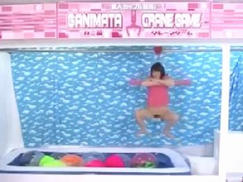 『ヤヴァぃ…気持ちぃっ！』全裸UFOキャッチャー失敗の罰ゲームで大量中出しされる彼女素人のエロ動画