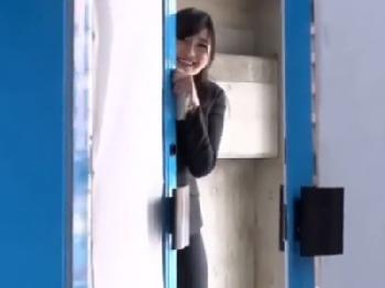 素人OLがマジックミラー号で会ったSEXを知らない男ペニ棒にテンション上げって筆おろし童貞のエロ動画