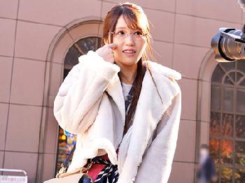 中出しOK!アキバ家電量販店のオタク系巨大オッパイ販売員がデビュー!巨乳素人美少女めがねデビュー作のエロ動画