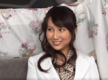 真面目そうな新婚妻さんが中出しされてテンションダダ下がり素人人妻ハメ撮りナンパのエロ動画