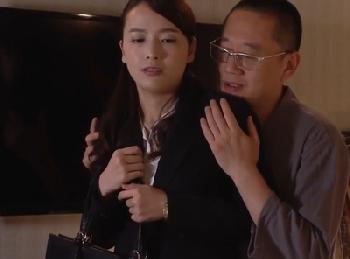 ずっと憧れていた美人上司がクソ野郎に寝取られて…だんだんと堕ちていく寝取られパコ人妻OL向井藍のエロ動画