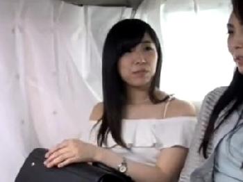 美人なかあちゃんも娘もそろい踏みの親子丼！感度の良すぎるかあちゃんが止まらなくなって娘が赤面巨乳素人美少女人妻3Pのエロ動画