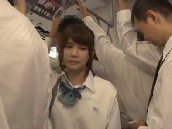 集団痴漢に襲われて中出しまでされちゃった女子校生素人美少女レイプのエロ動画