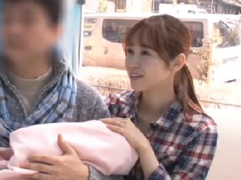 おっとり美人マダムが夫と子供を待たせて男性器がデカすぎる男の挿入受け入れる素人お姉さん人妻中出しナンパのエロ動画