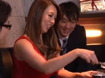何人相手でもOK!超高級ラウンジのトップは性交もお好きW巨乳熟女乱交のエロ動画