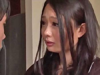「絶対パパには内緒よ♥」息子に襲われ近親性交人妻顔射近親相姦のエロ動画