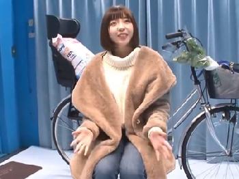 アクメ自転車を体験した素人主婦が我慢できずにその場で他人陰茎受け入れW痴女人妻のエロ動画