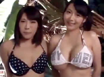 ナイトプールで巨乳素人2人組を上手く言いくるめて乱交開始→パイズリに生姦にやりたい放題お姉さん水着ナンパ露出のエロ動画