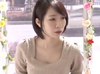 マジックミラー号スタッフに騙されて媚薬ドリンクを飲まされた素人娘が痙攣イキ巨乳人妻のエロ動画