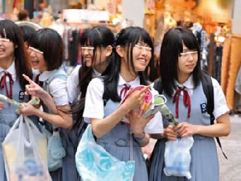 修学旅行中の女子校生を騙してマジックミラー号に引っ張り込んでフェラチオ強要素人ナンパのエロ動画