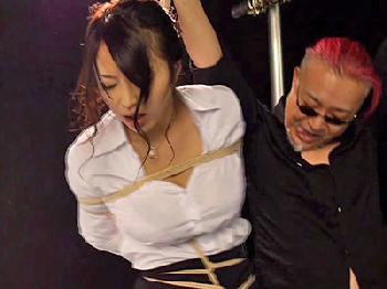 悪党アダルトビデオメーカーが極悪非道に強気な女性を陵辱巨乳お姉さん新山かえでのエロ動画