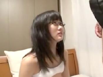 『い、痛い…けど』中●生みたいなガチ処女が血を流しながら本物の喪失パコ素人ロリめがねハメ撮りのエロ動画