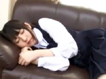 リビングで寝てたらお兄ちゃんに悪戯された女子校生妹が自ら挿入を誘発し中出し近親パコ美少女ロリパイパン近親相姦のエロ動画