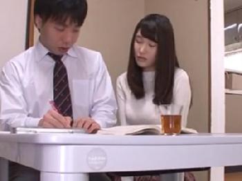 訪ねてきた男とノリでパイ射性交しちゃうとんでもない奥さんさん巨乳素人人妻のエロ動画