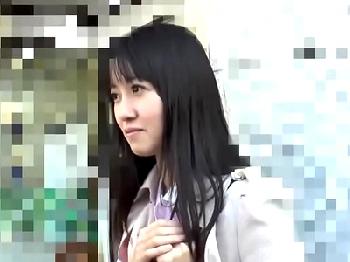 まるで少女のようなルックスのマダムナンパ→潮吹き止まらなく敏感体質マンコに大量種付け素人人妻中出しのエロ動画