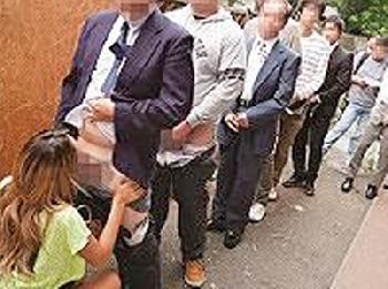 100円でエンドレスフェラチオ抜きしてくれる行列の出来るギャルお姉さんのエロ動画