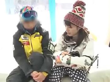 スキーに来ていたカップルをマジックミラー号に乗せて寝取られ素人美少女中出しマッサージのエロ動画