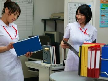 巨乳マダム看護師たちが白衣を脱いで…医者や患者とパコりまくりコスプレ看護婦乱交中森玲子前田優希のエロ動画