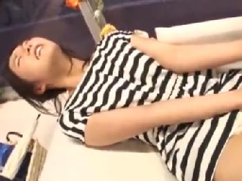 男性患者の勃起ペニスを慰めるためにいやらしい口淫と腰使いでご奉仕する看護師看護婦顔射フェラのエロ動画