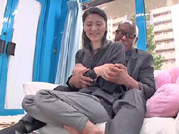 大和撫子が日本の良さを教えるために黒人さんと激ピスFUCK素人人妻ナンパのエロ動画