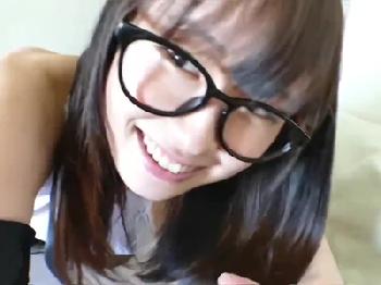 猛烈に可愛いメガネ童顔っ子がメイドコスで中出し円光パコ素人美少女ロリコスプレめがねのエロ動画