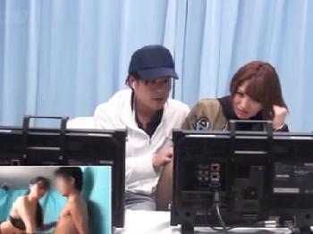 女をけしかけて彼氏寝取り→モニターしてショック受ける彼女を犯す寝取り巨乳素人お姉さん痴女ハメ撮りのエロ動画