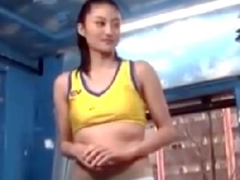 モデル級の長身きれいなお姉さんとマジックミラー号ハメで冴えない童貞君に鬼中出しされちゃう素人のエロ動画