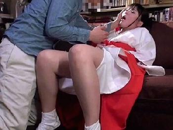 監禁した可愛い巫女さんの喉奥を非人道的調教!コスプレフェライラマチオレイプなごみのエロ動画