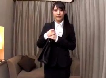 『あぁあ！いぐぅ－－♡』ノコノコと1人で面接にやってきた就活生→ダメ学生が面接官に手取り足取りセクハラ指導され素人コスプレの...