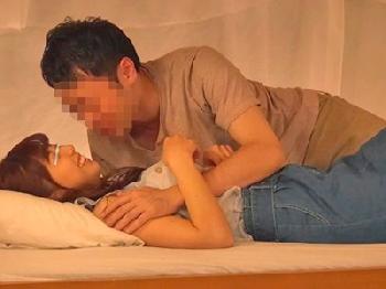 上段で彼氏が眠っているのに下段で性行為しだす彼女巨乳素人美少女のエロ動画